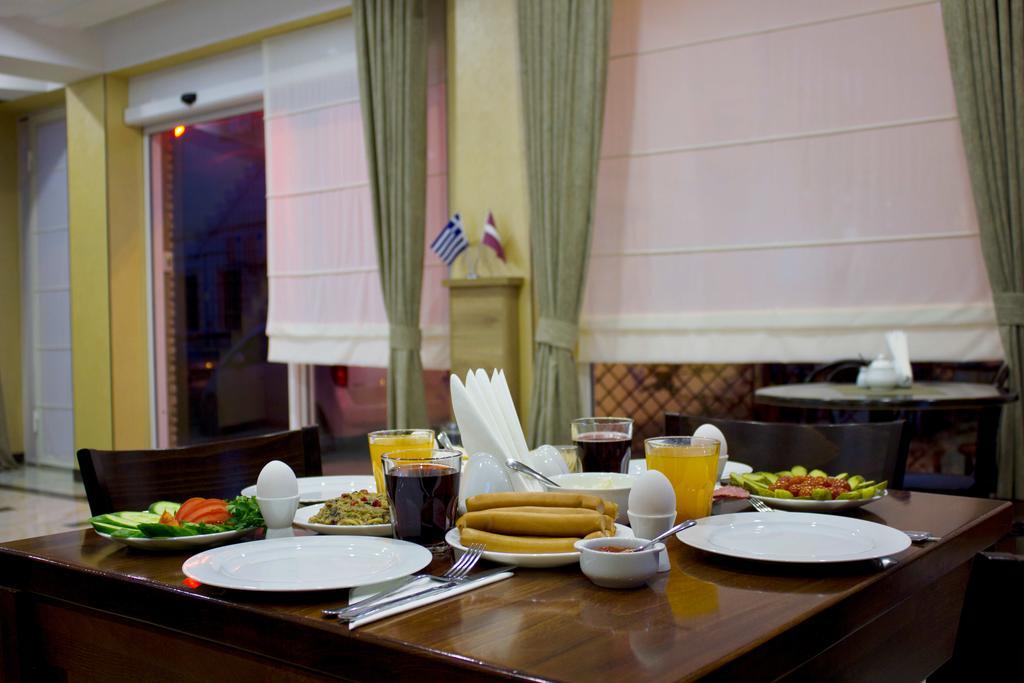 Hotel Feri Tbilisi Esterno foto