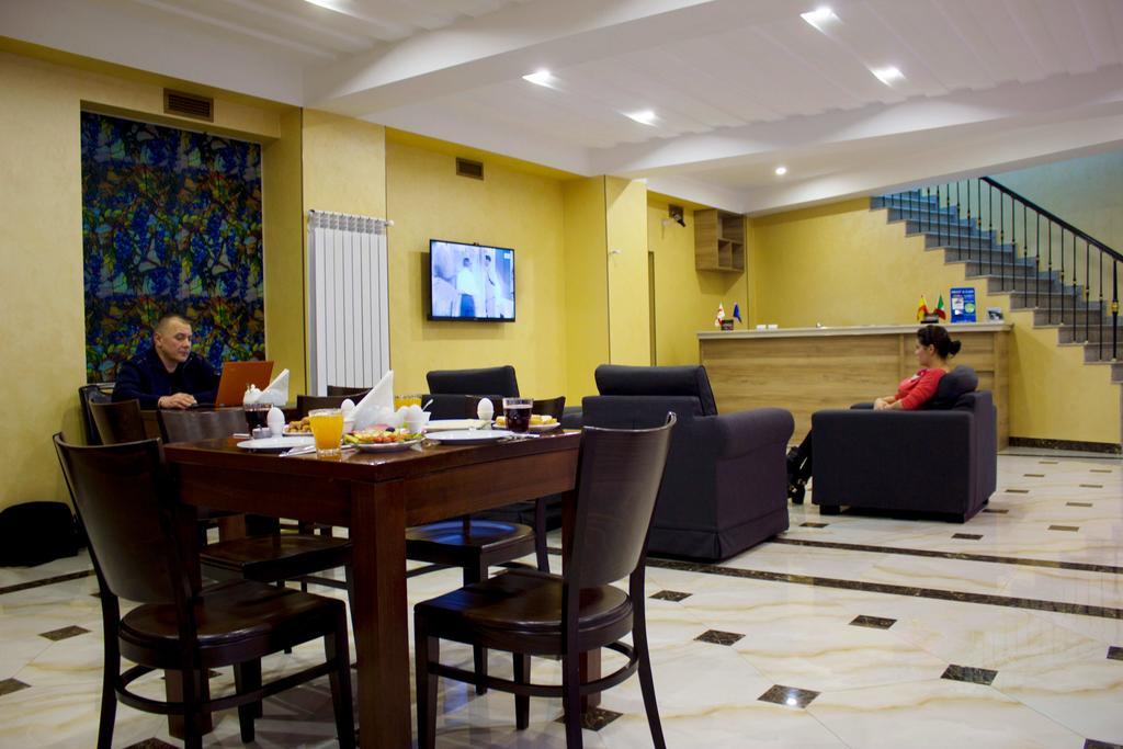 Hotel Feri Tbilisi Esterno foto