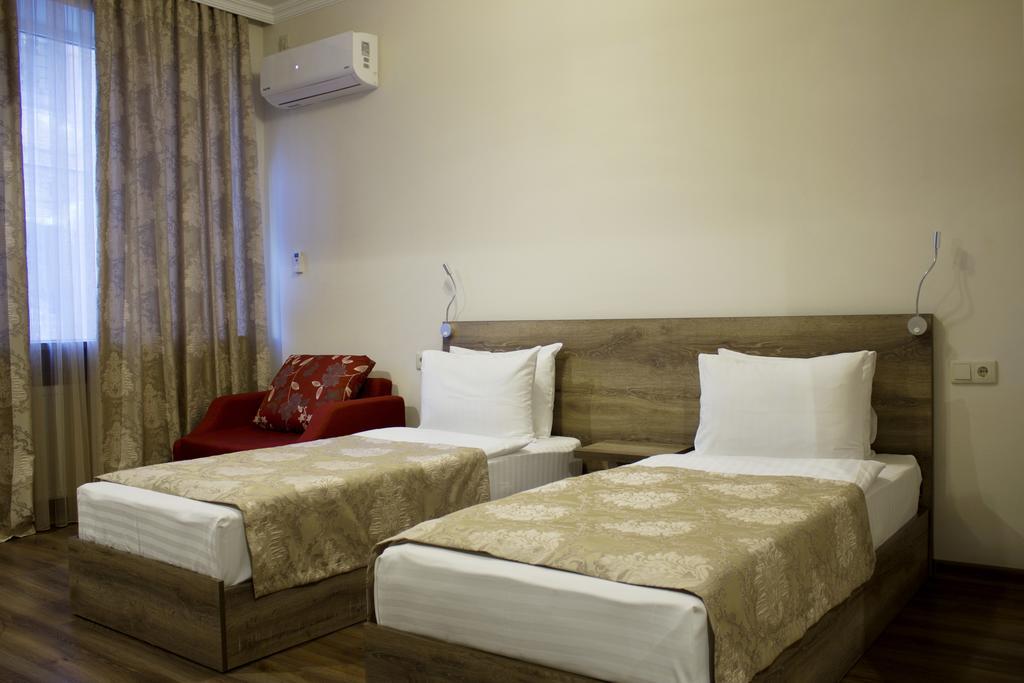 Hotel Feri Tbilisi Esterno foto